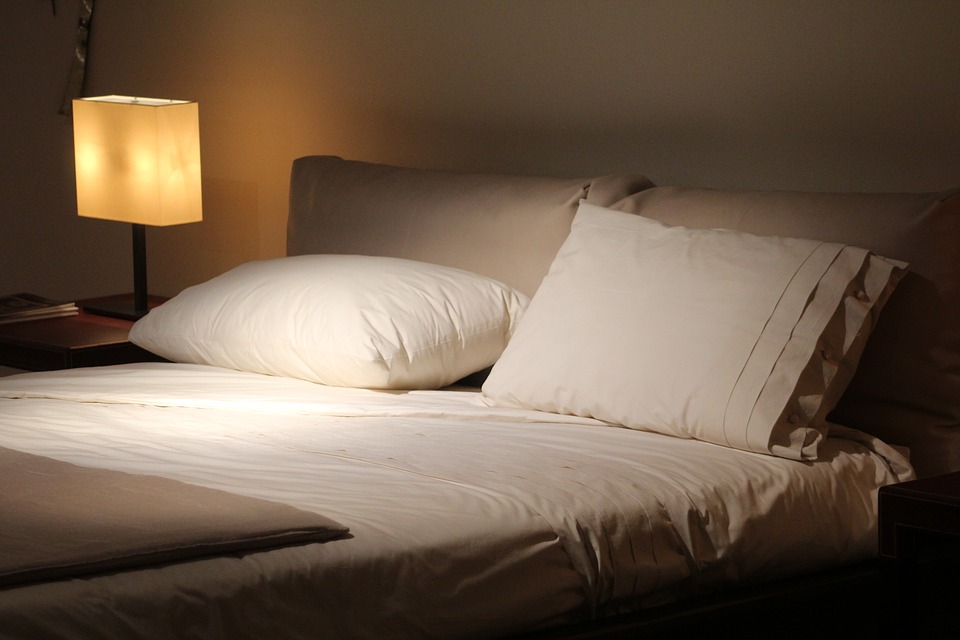 Testiera letto imbottita da applicare alla parete  Idee letto, Testiere  imbottite, Idee per la stanza da letto